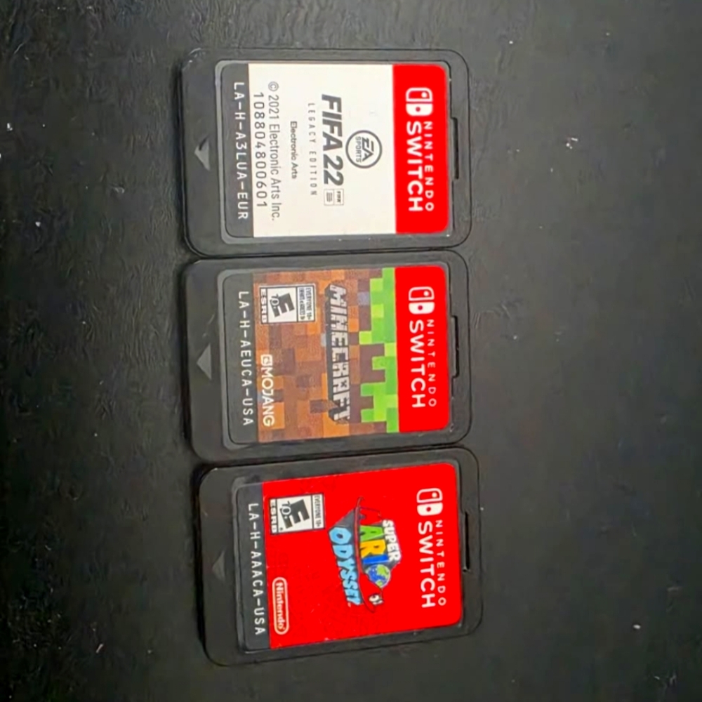 3 Nintendo swtich 1 game [ fifa 22 minecraft and super mario oddessey